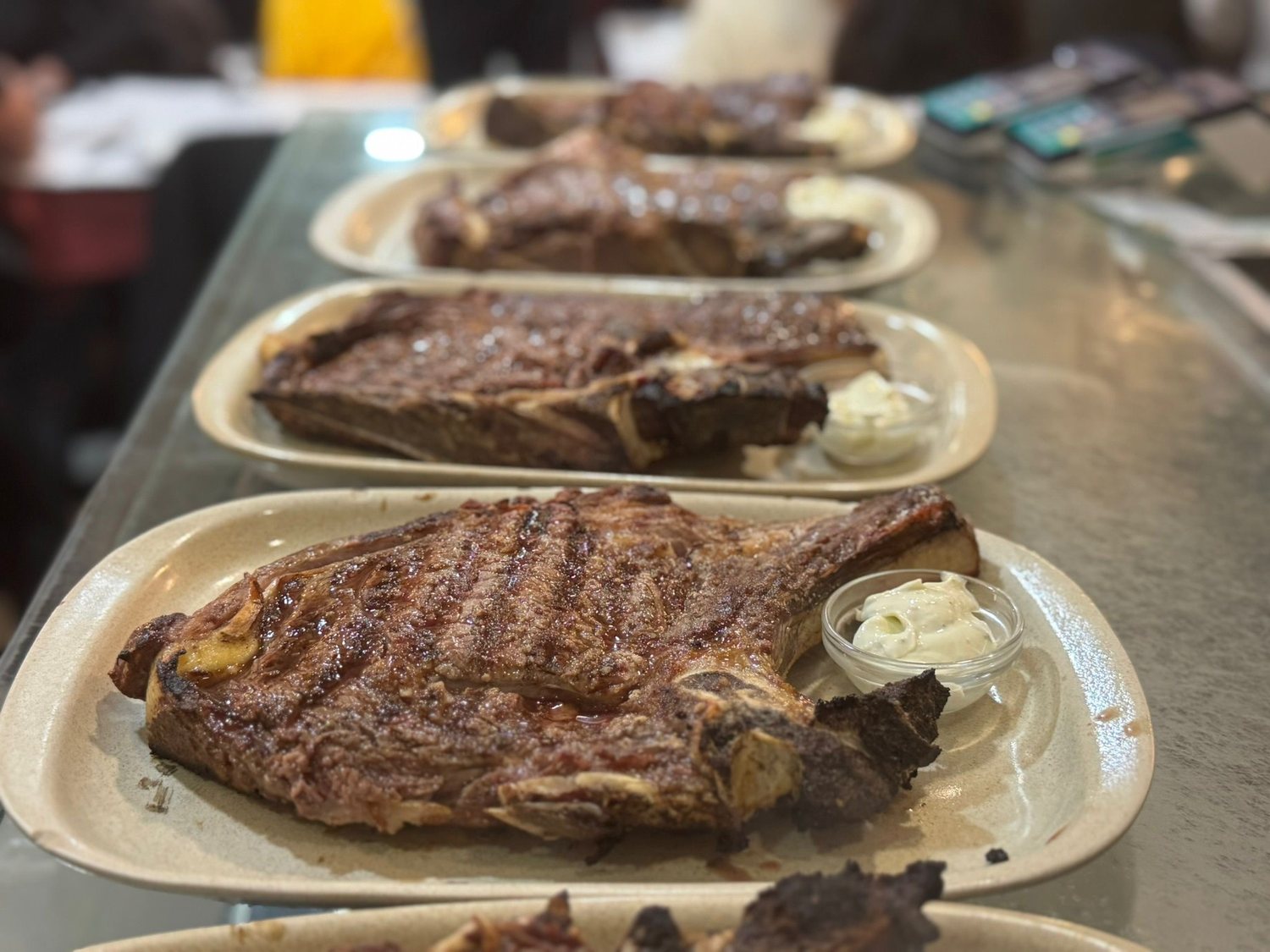 Bifes e costeletas grelhados na brasa, na tábua