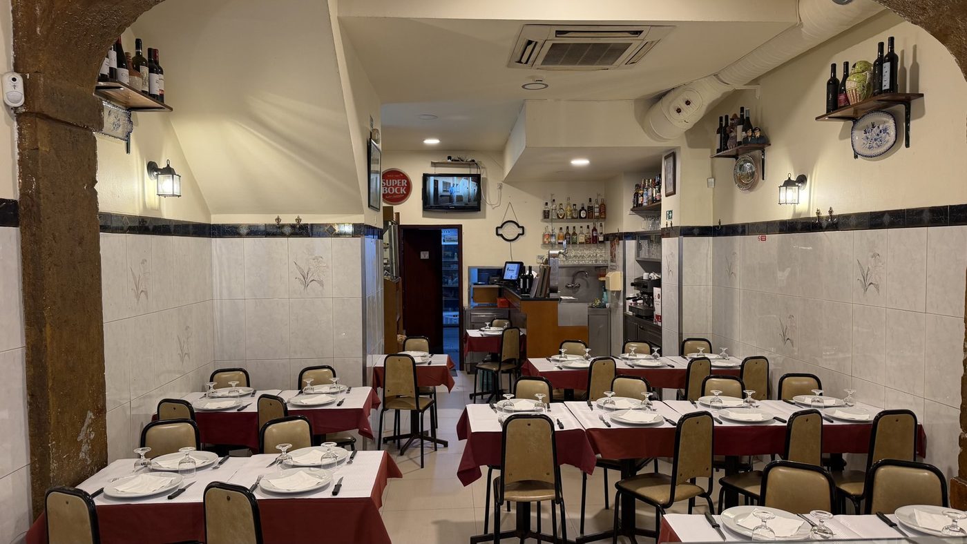 Sala do restaurante O Tachadas, com azulejos