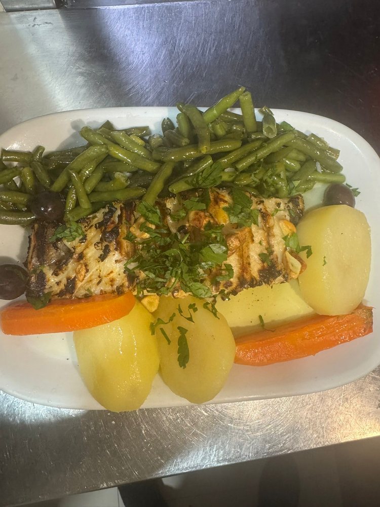 Peixe grelhado com legumes e batata
