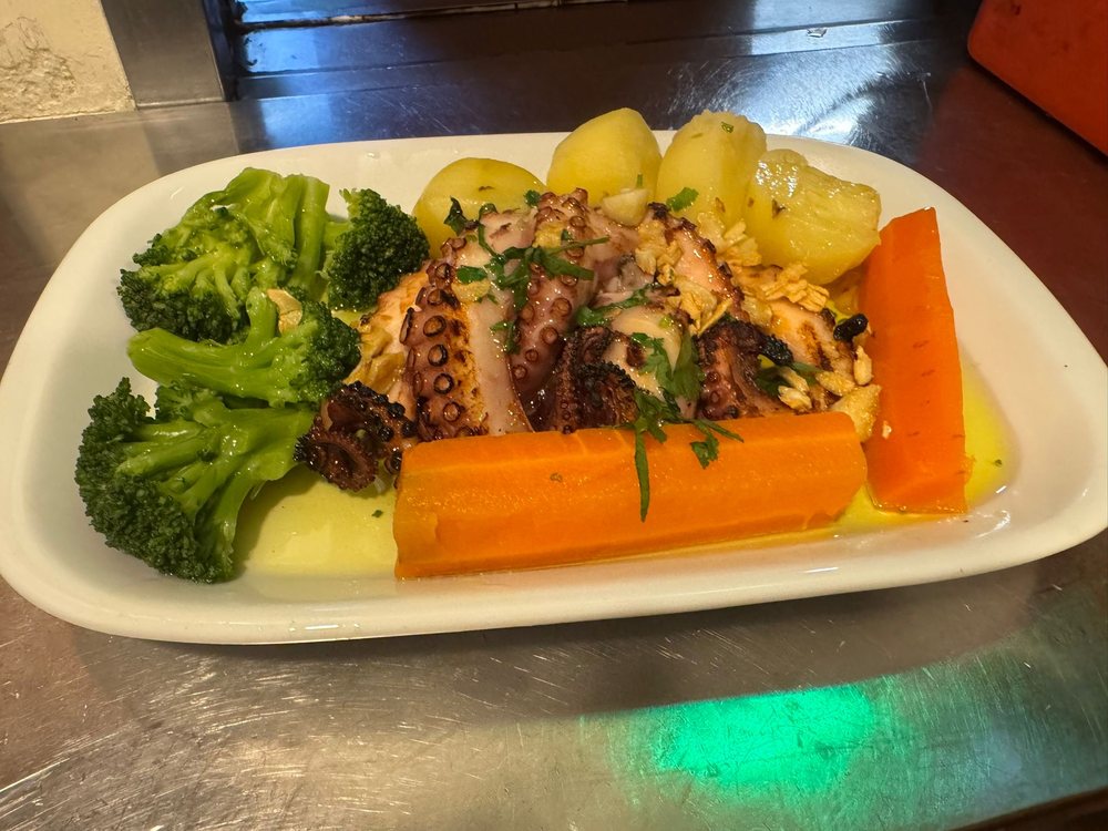 Polvo à lagareiro com batata a murro